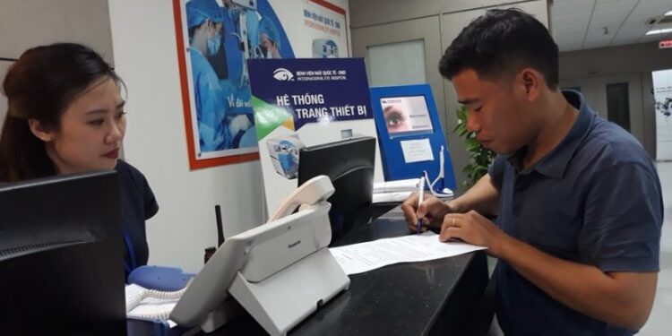 Phẫu thuật thay thủy tinh thể miễn phí cho khách hàng thân thiết Việt Sing