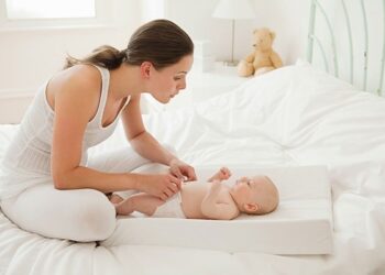 lựa chọn tã đạt chuẩn và chăm sóc da trẻ sơ sinh vùng mặc tã cẩn thận