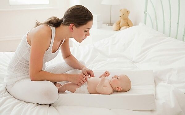 lựa chọn tã đạt chuẩn và chăm sóc da trẻ sơ sinh vùng mặc tã cẩn thận