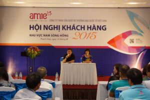 Bác sỹ Nguyễn Đăng Dũng, Bà Võ Thị Lý đại diện hội đồng thành viên công ty Việt Sing trả lời những câu hỏi của khách hàng.