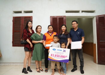 Ban lãnh đạo và tập thể công ty Việt Sing hỗ trợ nhân viên khó khăn