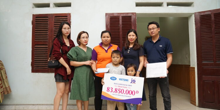 Ban lãnh đạo và tập thể công ty Việt Sing hỗ trợ nhân viên khó khăn