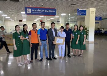 Việt Sing trao tặng 500 túi tã quần và 500 gói khăn ướt cho các bệnh nhi đang điều trị tại Bệnh viện Đa khoa tỉnh Vĩnh Phúc