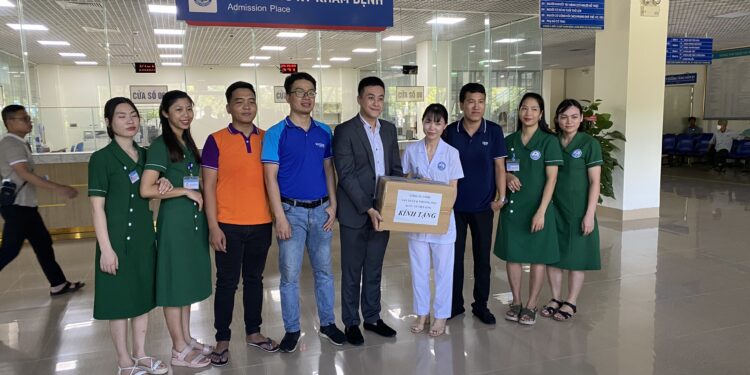 Việt Sing trao tặng 500 túi tã quần và 500 gói khăn ướt cho các bệnh nhi đang điều trị tại Bệnh viện Đa khoa tỉnh Vĩnh Phúc